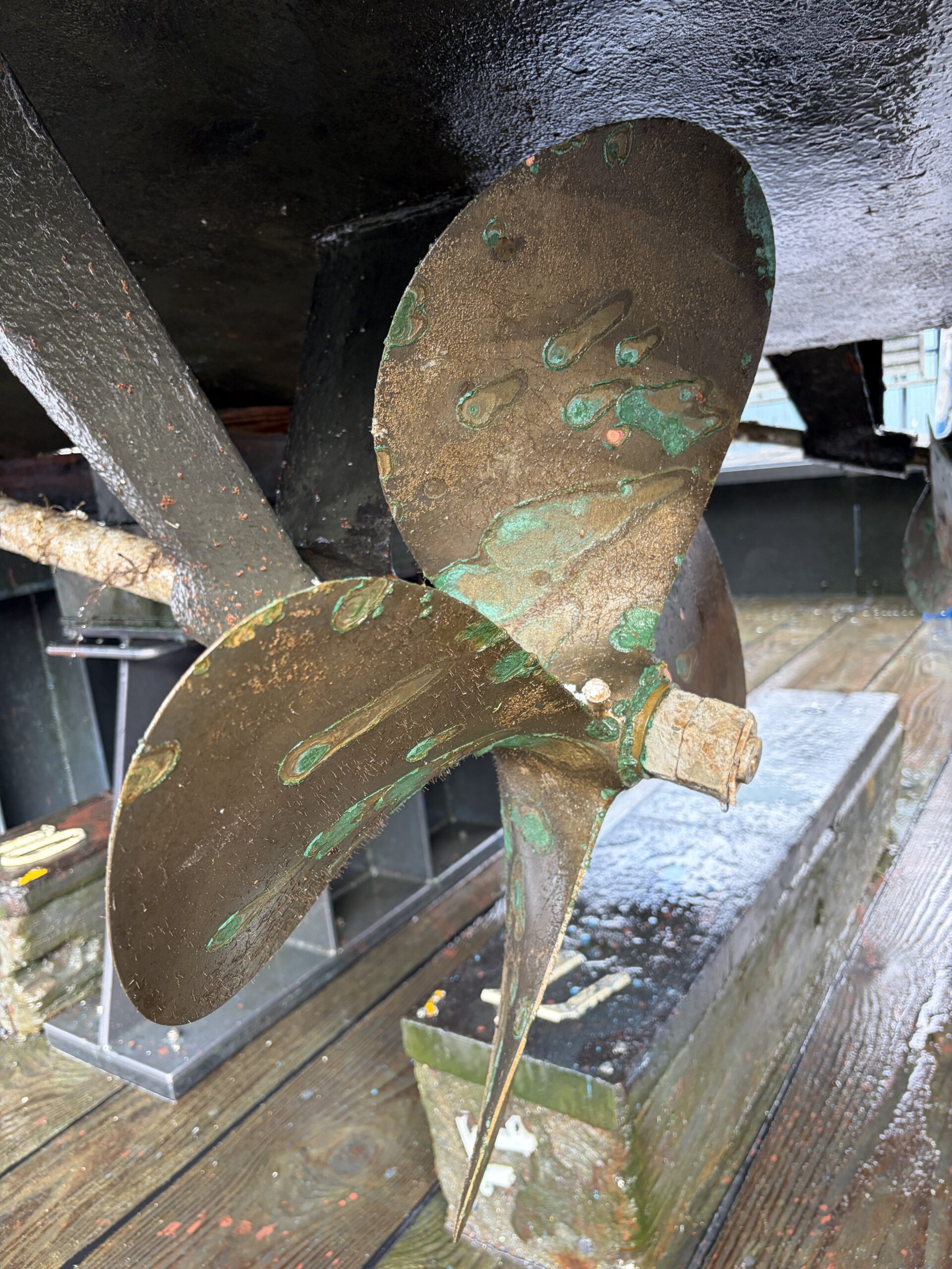 corrosion pn propeller, propeller balancing, shaft deflection, shaft runout test, corrosion